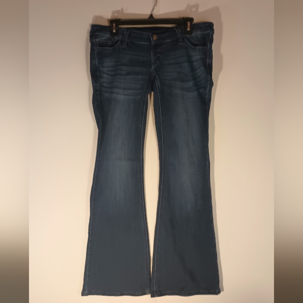 Kancan Maternity low rise distressed stretch flare jeans size 11/29 Estilo dark
